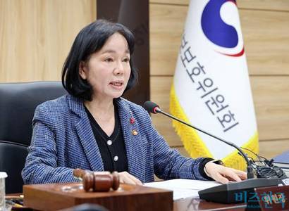 지난해 12월 3일 송경희 개인정보보호 위원장이 쿠팡 개인정보 유출과 관련해 회의를 주재하고 있다. 개인정보위는 쿠팡에 6246억여 원, 쿠팡필먼트서비스 유한회사에 2억 4800만 원의 과징금을 부과했다. 사진=임준선 기자