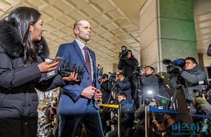 지난 1월 30일 개인정보 유출과 관련해 증거인멸 등 혐의로 고발된 해롤드 로저스 쿠팡 대표가 피의자 조사를 받기 위해 서울경찰청으로 출석하고 있다. 사진=최준필 기자
