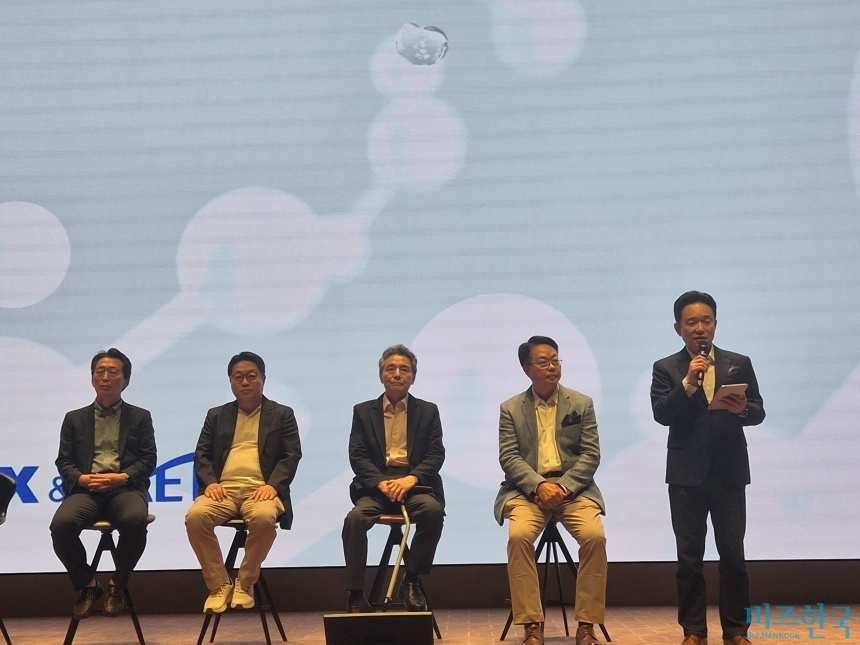 남경필 회장(오른쪽 첫 번째)이 회장 취임식 이후 진행된 Q&A 세션에서 발언하고 있다. 사진=최영찬 기자