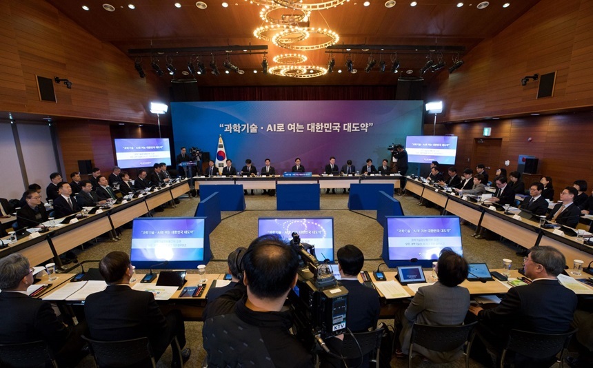 AI 3대 강국을 목표로 관련 예산과 사업이 확대되는 가운데, 이를 집행하는 과기정통부 산하 기관들의 신규채용은 아직 본격적인 회복 국면에 진입하지 못했다. 지난 1월 14일 서울 중구 중앙우체국에서 열린 과학기술정보통신부 정보통신기술(ICT) 분야 산하기관 업무보고 현장. 사진=과기정통부 제공