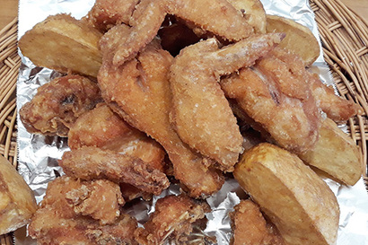 치킨 중량표시제 계도 기간 종료가 약 2주 앞으로 다가왔지만, 브랜드와 배달앱마다 표시 방식과 위치가 달라 중량 정보 확인이 어려운 것으로 나타났다.​. 사진=연합뉴스
