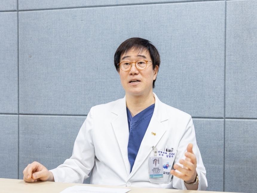 중앙대학교병원 김한구 성형외과 교수가 국가통합바이오빅데이터구축사업의 의미를 설명하고 있다. 사진=중앙대병원 제공
