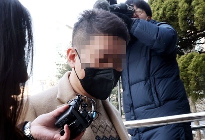 코스닥 상장사 버킷스튜디오와 비덴트는 2023년 3월부터 주권 매매거래가 정지됐다. 사진은 빗썸 실소유주로 알려졌던 강종현 씨가 2023년 2월 횡령·배임 의혹 영장심사를 받기 위해 서울남부지법에 들어가는 모습. 사진=연합뉴스