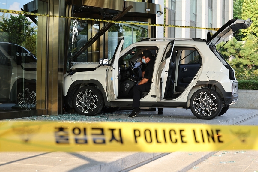 서울 용산구 한남3구역 재개발 조합원이 시공사인 현대건설 본사에 차량을 몰고 돌진한 사건과 관련해 대법원 판단이 나왔다. 사진은 사건 발생 당시 현장 모습. 사진=연합뉴스