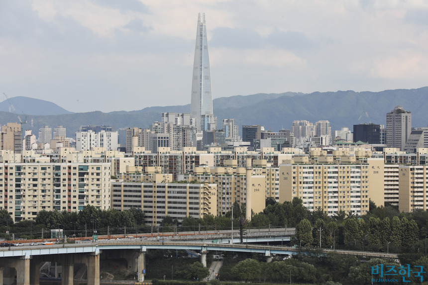 현대건설이 서울 강남구 압구정 재건축 시장에서 앞세워온 ‘압구정 현대’ 명칭의 상표 등록이 무산됐다. 사진은 압구정 현대아파트 전경. 사진=임준선 기자
