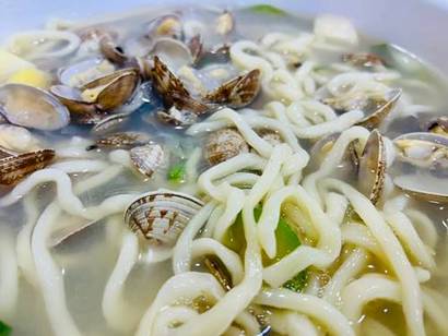 바지락을 수북이 담아 끓여낸 칼국수는 깔끔하고 담백한 맛이 일품.&nbsp;이십여 년 동안 역사의 응어리를 풀어낸 작가가 단골로 삼을 만하다. 사진=필자 제공
