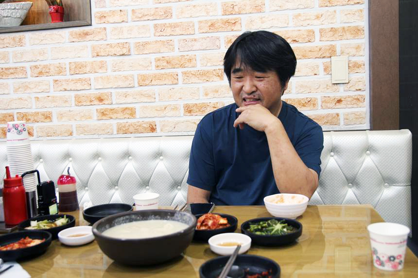 박건웅 작가는 독립운동, 보도연맹, 빨치산, 노근리 학살, 제주 4·3, 인혁당, 고문 조작, 세월호 등 한국 근현대사의 그늘진 자리를 만화로 그렸다. 사진=필자 제공