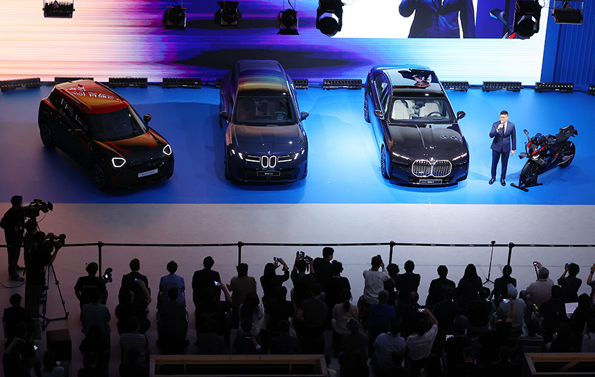 BMW그룹코리아는 2026 부산모빌리티쇼에서 BMW와 MINI, BMW 모토라드 브랜드를 대표하는 차량 13종을 선보인다. 사진=연합뉴스