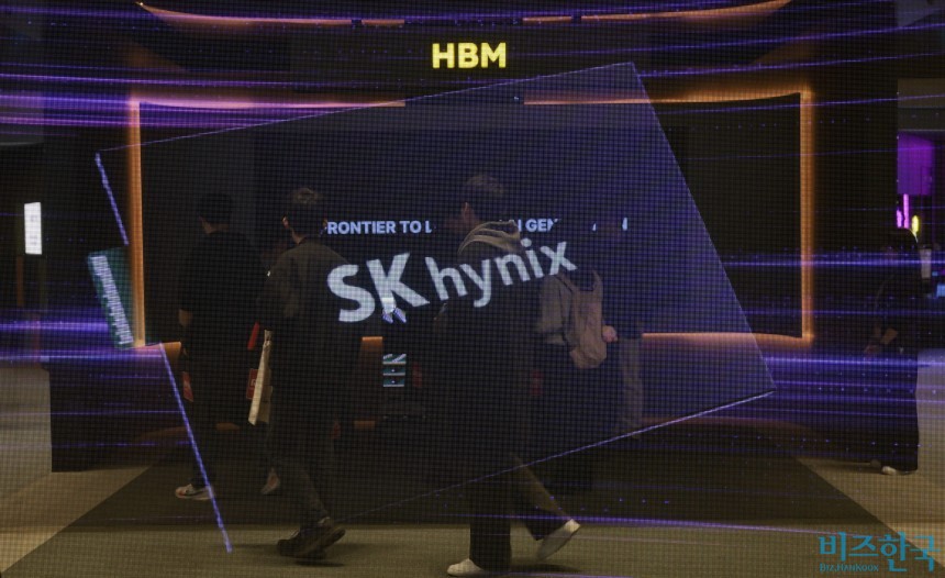 제27회 반도체 대전에 마련된 SK하이닉스 부스에서 HBM 홍보영상이 나오고 있다. 사진=박정훈 기자