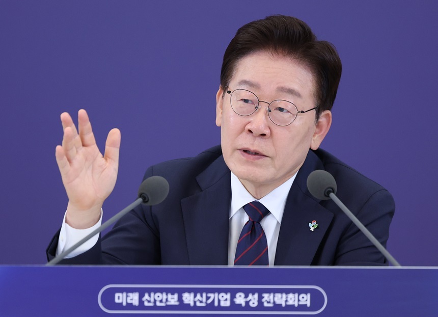 이재명 대통령이 삼성전자와 SK하이닉스의 호남지역 대규모 반도체 설비 투자 계획 발표를 앞두고  제기된 용수 부족 우려에 대해 “하루 100톤의 산업용수 공급도 가능하다”고 반박했다. 사진=연합뉴스