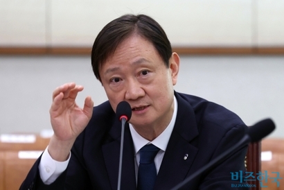 이찬진 금감원장이 삼성전자·SK하이닉스 단일종목 레버리지 상장지수펀드(ETF) 도입을 두고 “드러누워서라도 막았어야 하나 후회하고 있다”고 발언하자 증권업계가 반발하고 있다. 사진=국회사진기자단