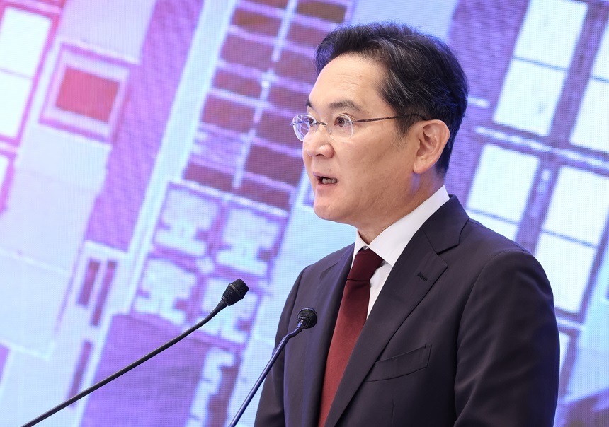 이재명 정부가 ‘3대 메가프로젝트’를 공개한 가운데 삼성과 SK가 반도체·AI 분야 초대형 투자 계획을 발표했다. 이재용 삼성전자 회장이 29일 청와대에서 이재명 대통령 주재로 열린 3대 메가프로젝트 국민보고회에서 투자계획을 발표하고 있다. 사진=청와대통신사진기자단