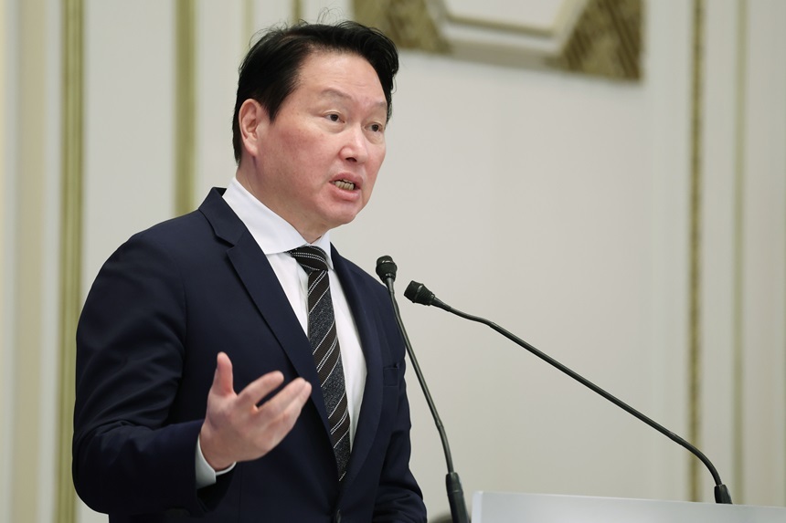 최태원 SK그룹 회장이 29일 청와대에서 이재명 대통령 주재로 열린 3대 메가프로젝트 국민보고회에서 투자계획을 발표하고 있다. 사진=청와대통신사진기자단