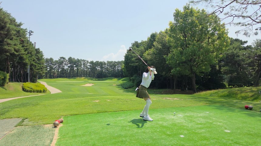 대한민국 골퍼들은 해외에서도 한눈에 알아볼 수 있을 만큼 화려하고 개성 있는 골프웨어를 즐겨 입으며, 골프장이 평소보다 과감한 패션을 시도하는 무대가 되곤 한다. 사진=비즈한국 DB